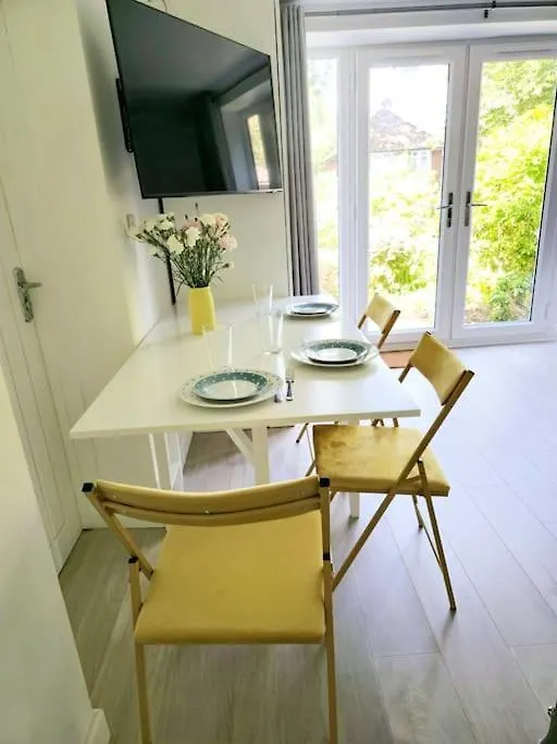 בורנמות' Private Self-Contained Place 0*,