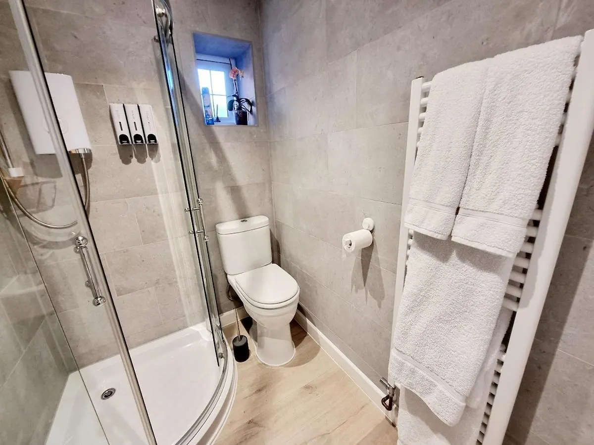 בורנמות' Private Self-Contained Place